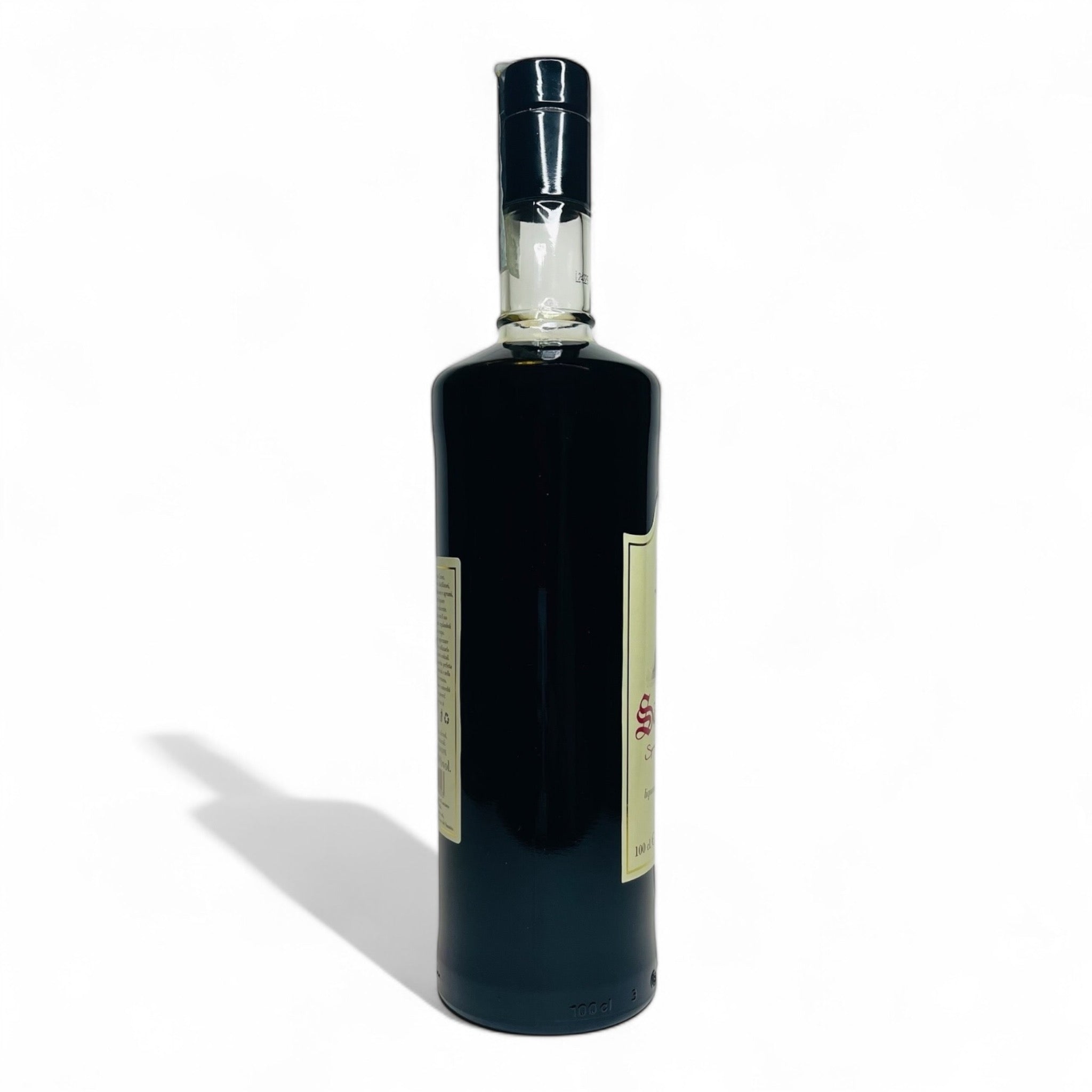 Amaro Santa Croce 1L – bottiglia vista laterale, liquore tipico italiano Bottiglia da 1 litro di Amaro Santa Croce – liquore artigianale prodotto a Benevento, nel cuore del Sannio, Campania. Amaro intenso e aromatico, prodotto tipico italiano.